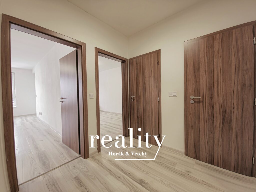 Chodba-se-vstupem-do-pokoju-WC-a-koupelny_47072.jpg